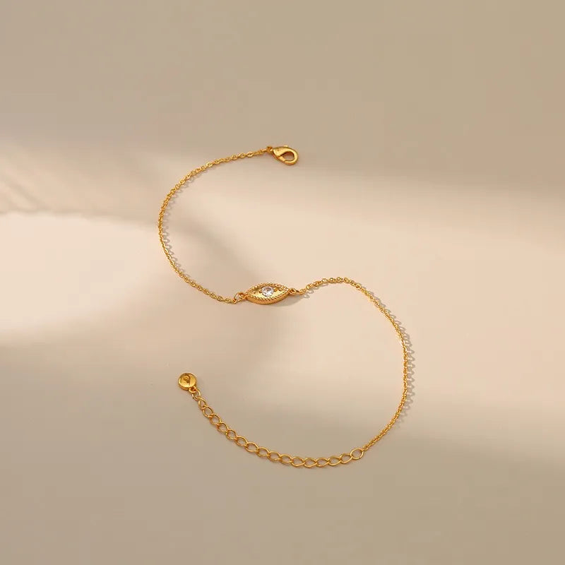 Bracelet de cheville "Talisman d'Antan" doré avec un pendentif œil serti de petites pierres et une chaîne fine ajustable