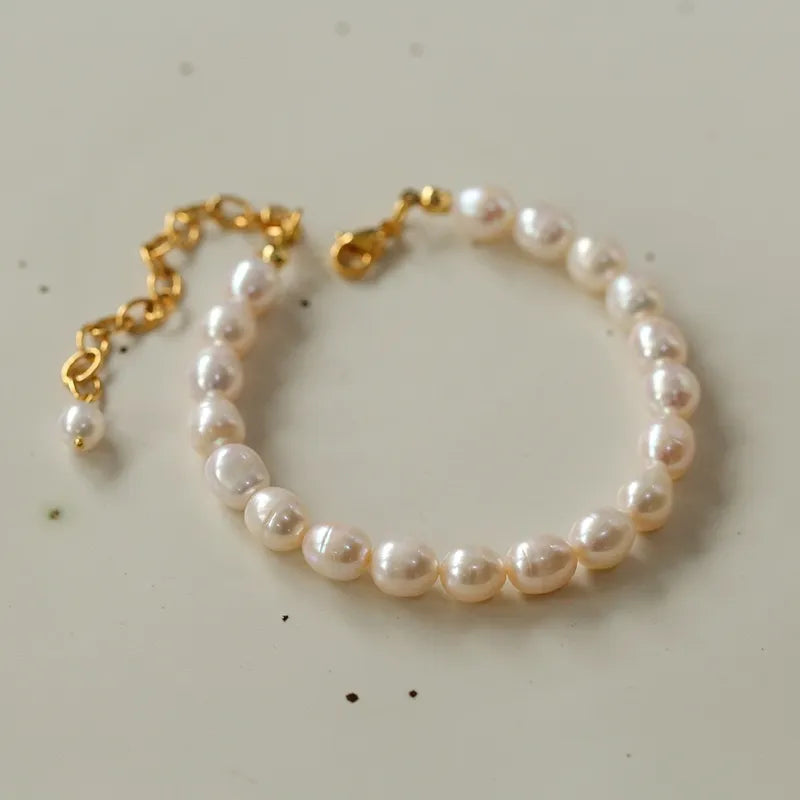 Bracelet de cheville "Délicatesse Intemporelle" en perles d'eau douce naturelles et chaîne dorée à l'or fin.