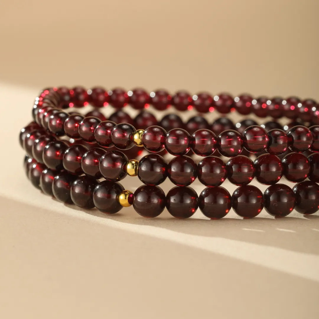 Bracelet "Passion" en grenats naturels avec des perles dorées séparatrices dorées
