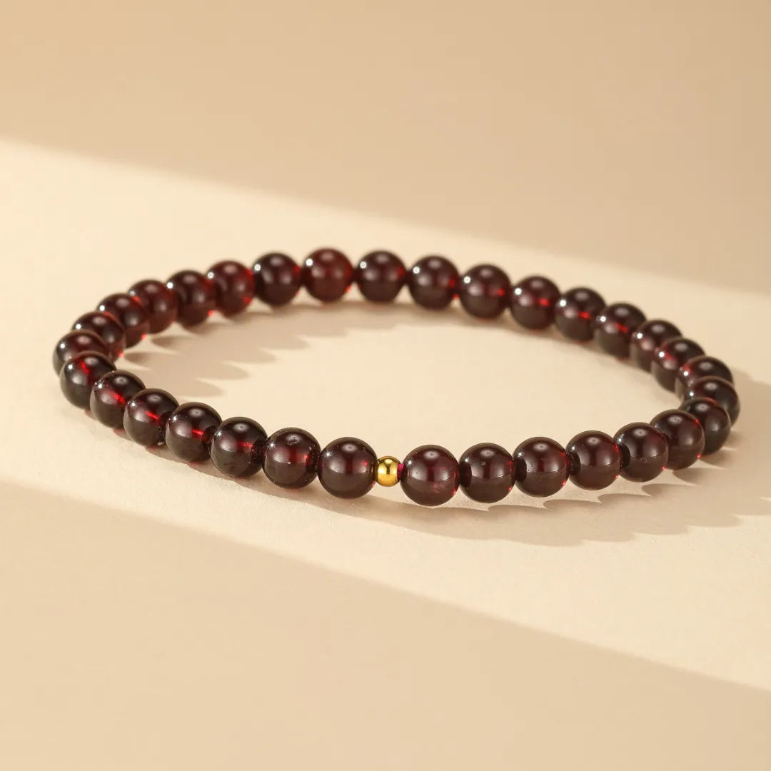 Bracelet en grenats naturels "Passion" avec une perle dorée centrale