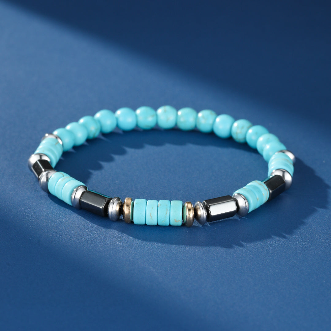 Bracelet homme avec perles turquoise rondes et rectangulaires, alternant avec des perles d'hématite noires et des entretoises argentées et dorées.
