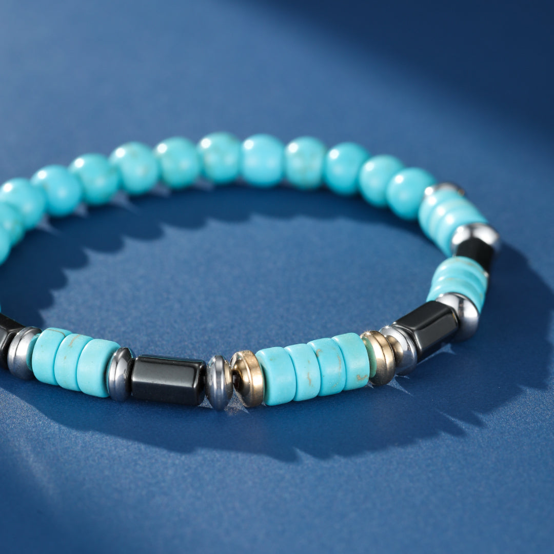 Bracelet pour homme "Fraîcheur Céleste" en turquoise et hématite avec des perles rondes bleues et des éléments rectangulaires noirs et argentés.