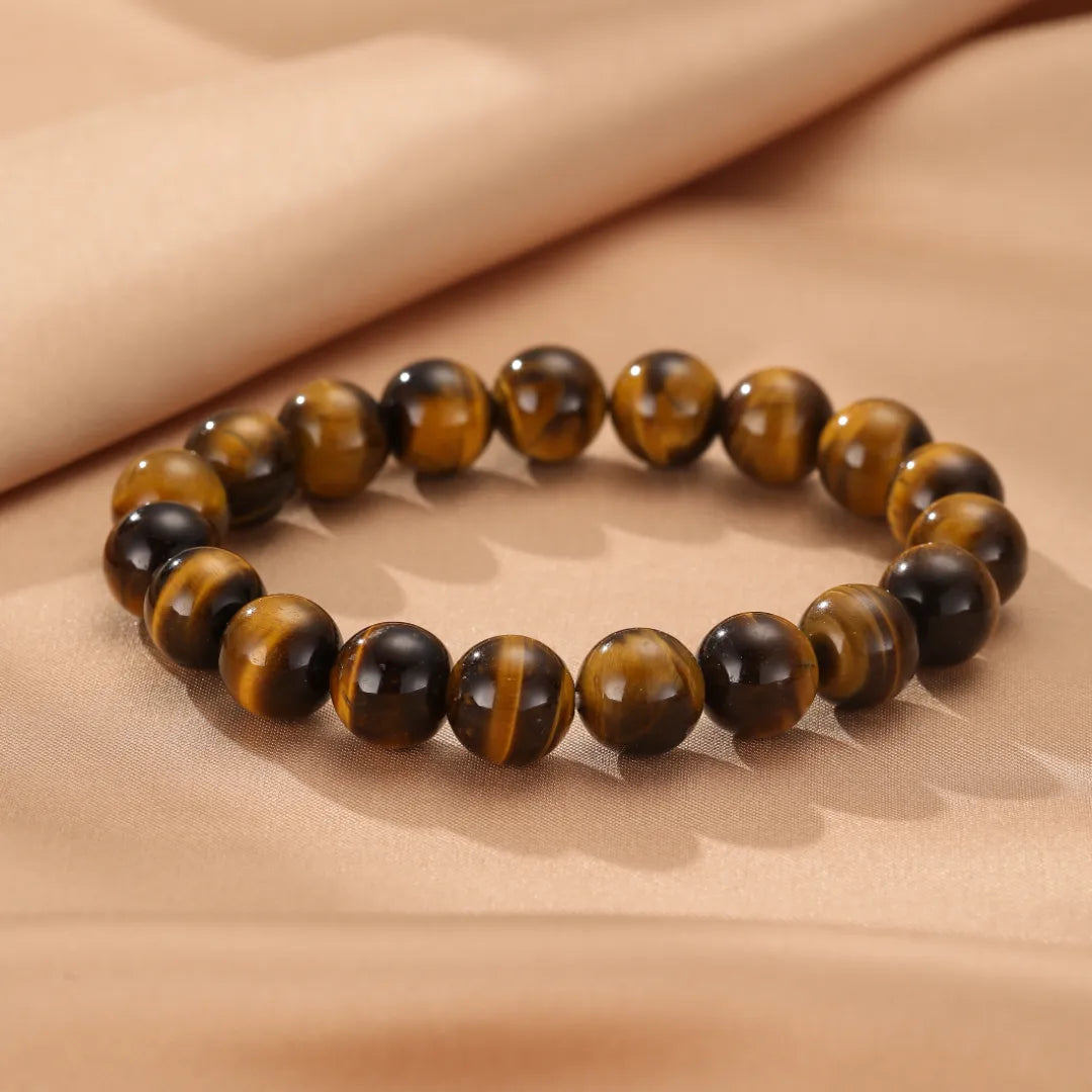 Bracelet "Force Pure" en œil de tigre, composé de perles naturelles marron et dorées avec des reflets caractéristiques.