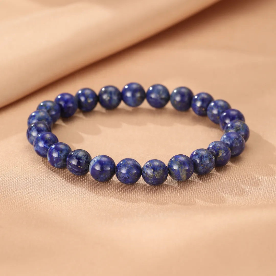 Bracelet en pierres naturelles de Lapis Lazuli "Bleu Profond" sur un fond beige