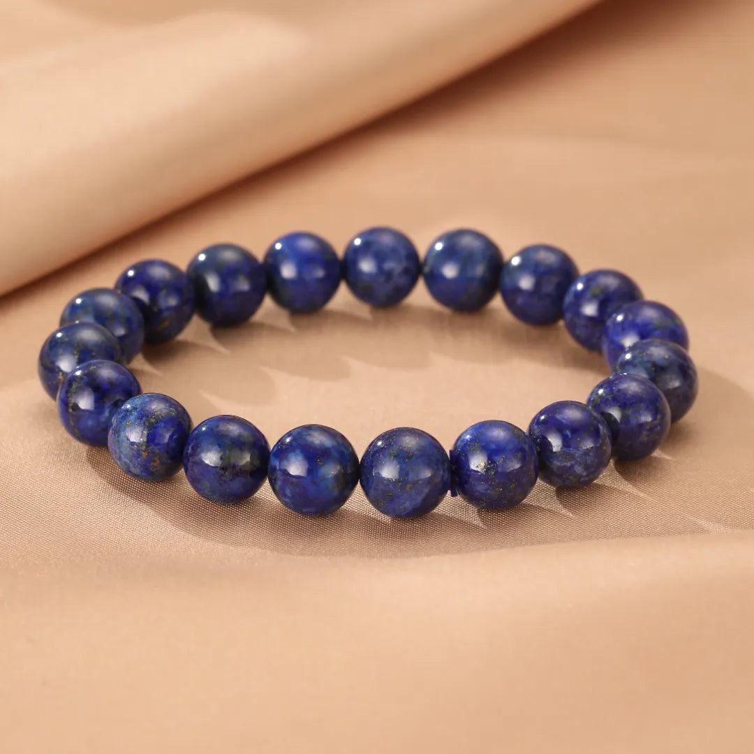 Bracelet "Bleu Profond" en pierres naturelles de Lapis Lazuli, avec des perles rondes bleues profondes aux inclusions dorées et blanches.