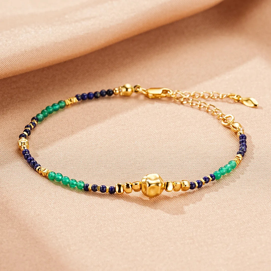 Bracelet fin en argent doré avec perles de lapis-lazuli bleues, de jade vert et un pendentif doré central "Sagesse Intérieure"