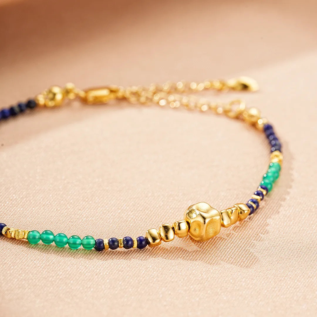 Bracelet "Sagesse Intérieure" en argent doré or, orné de perles de Lapis Lazuli bleues et de Jade vertes, avec un pendentif cube doré.