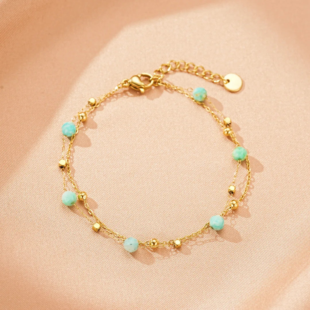 Bracelet fin en plaqué or avec des perles d'amazonite bleues et des petites billes dorées