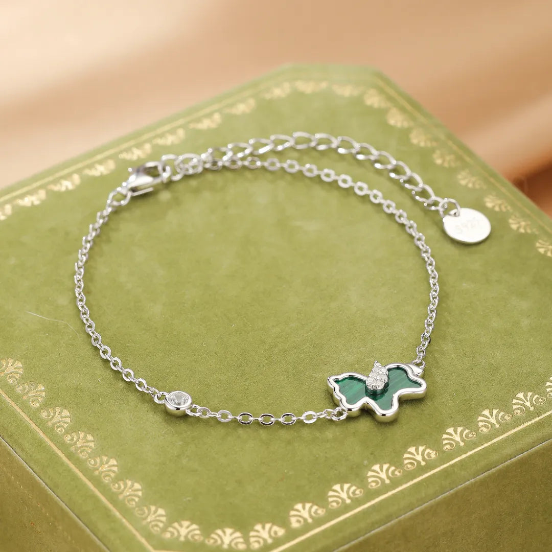 Bracelet en argent 925 avec un pendentif en forme de cheval en malachite serti de petites pierres de zirconium.