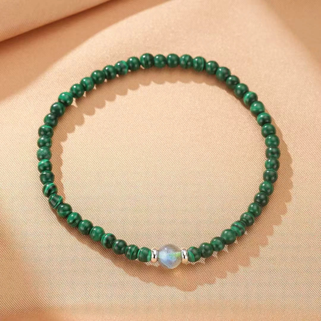 Bracelet "Transformation Intérieure" en malachite et labradorite avec des perles fines et un fermoir argenté.