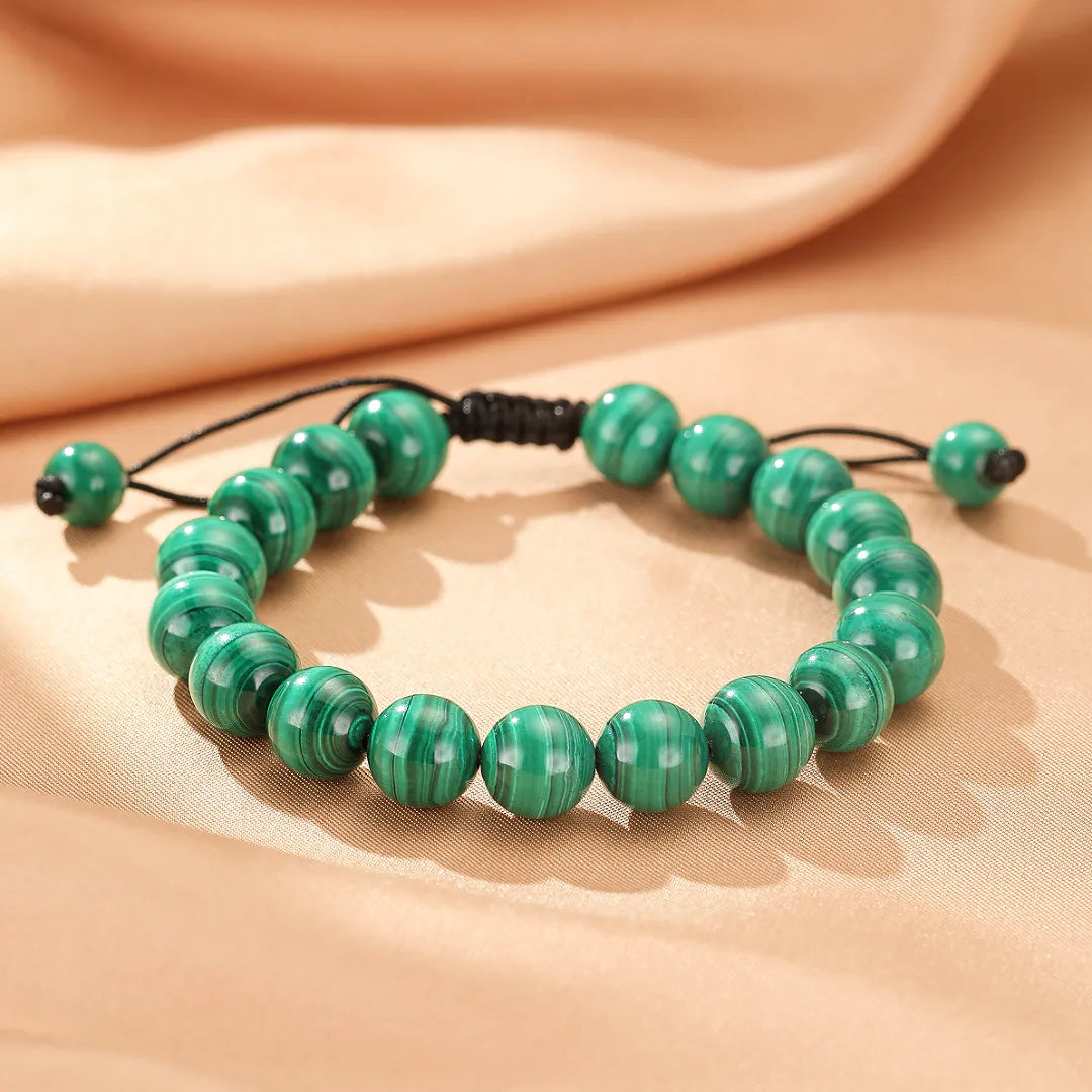 Bracelet "Harmonie Énergétique" en malachite avec des perles rondes et un cordon noir réglable.