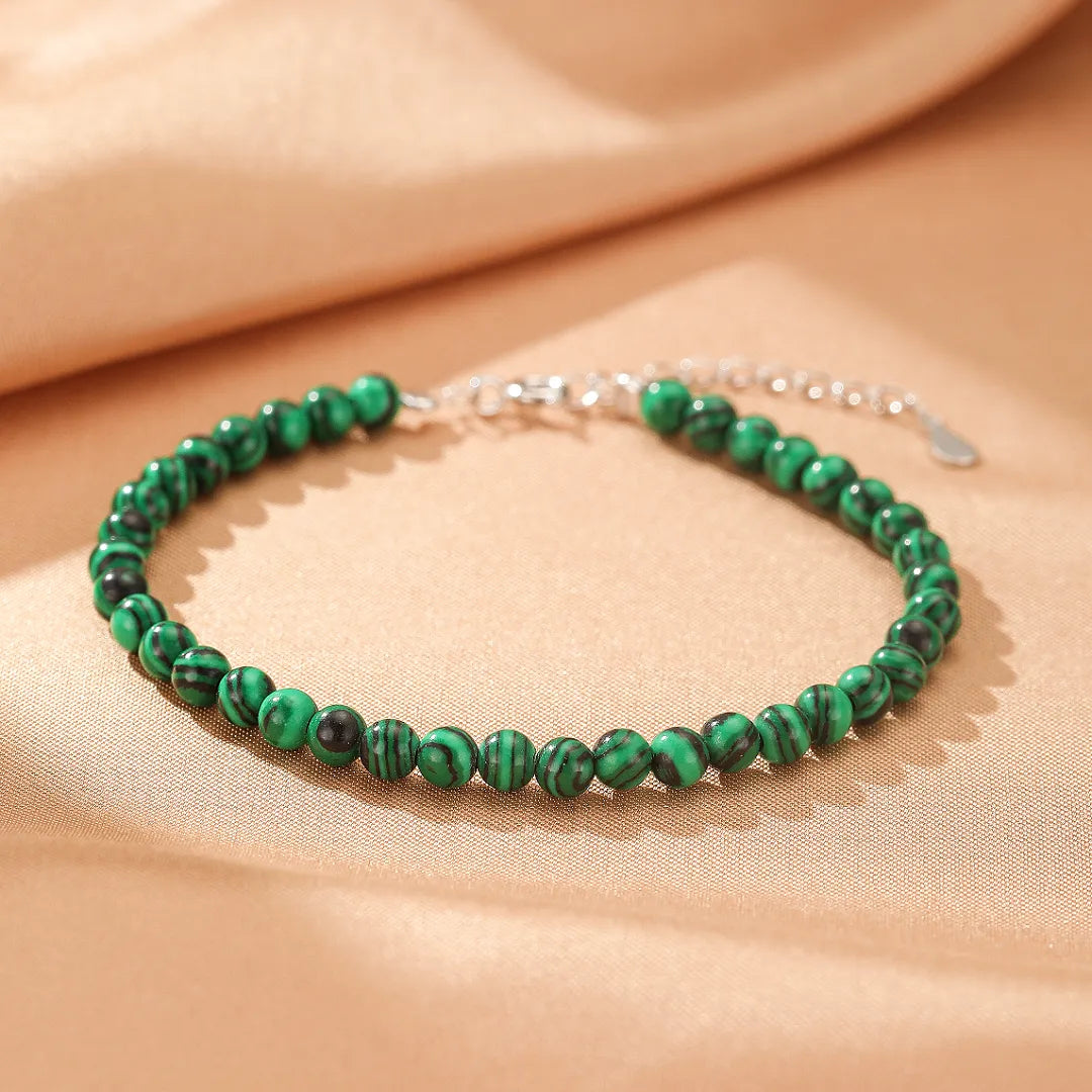 Bracelet jonc "Veines d'Harmonie" en argent orné de perles rondes de malachite verte aux motifs uniques.