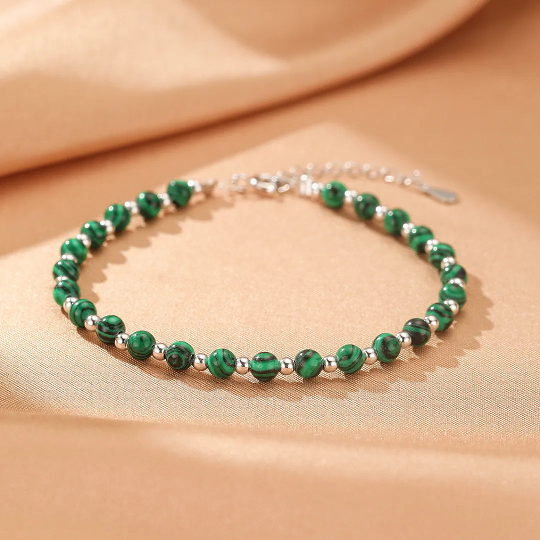 Bracelet Malachite "Veines d'Harmonie" en argent avec des perles rondes vertes et argentées alternées.