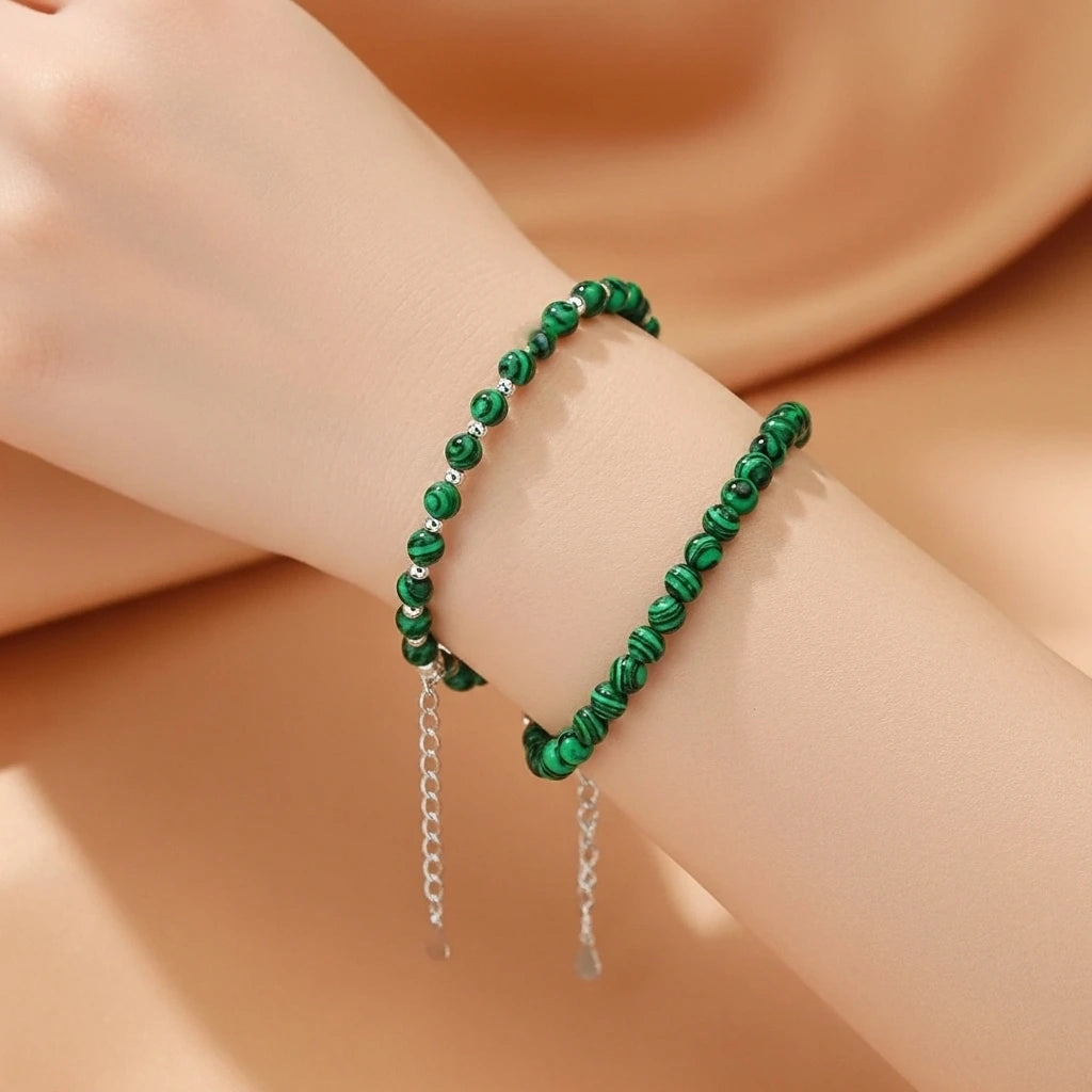 Bracelet "Veines d'Harmonie" en malachite verte et argent sur un poignet