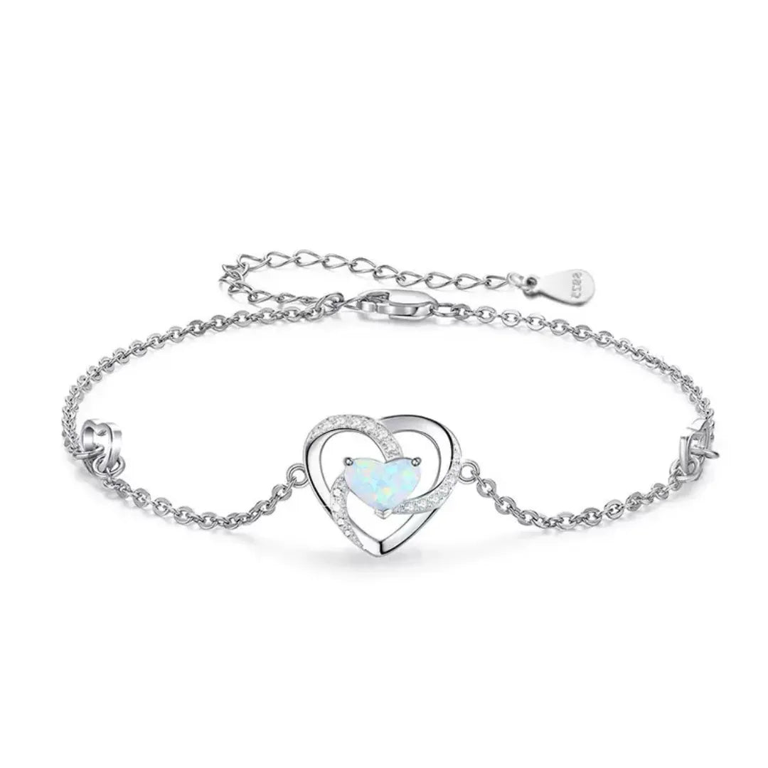 Bracelet en argent 925 avec un pendentif en forme de cœur double orné d'une opale blanche et de zirconiums scintillants.