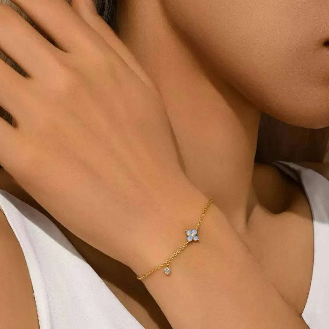 Bracelet fin en argent doré or, orné d'une petite fleur en opale bleue et d'un diamant.