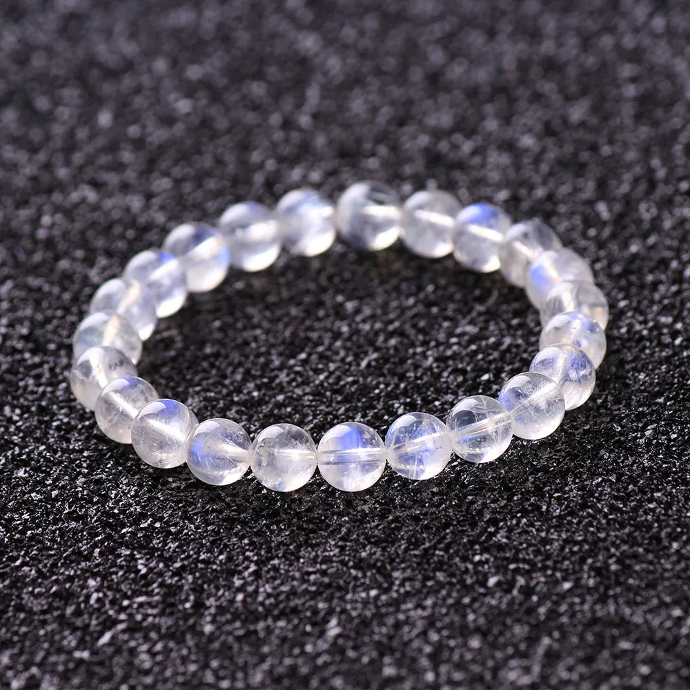 Bracelet "Rêve Doux" en pierres de lune naturelles, perles rondes et lumineuses aux reflets bleutés.