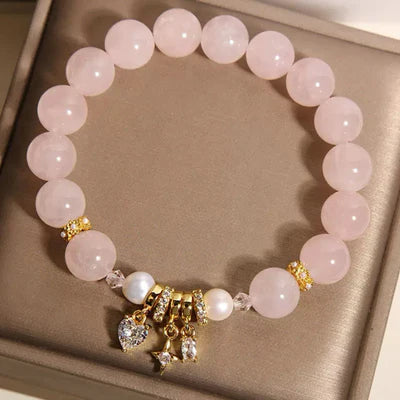 Bracelet en quartz rose avec perles et breloques en forme de cœur et d'étoile, rehaussé de zircons cubiques scintillants.