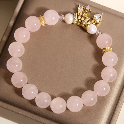 Bracelet "Douceur Céleste" en quartz rose et perle avec un pendentif couronne orné de zircones.