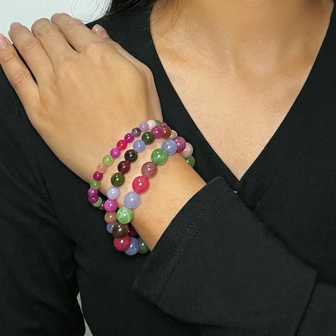 Bracelet de tourmaline "Équilibre Coloré" composé de pierres naturelles multicolores, porté au poignet.