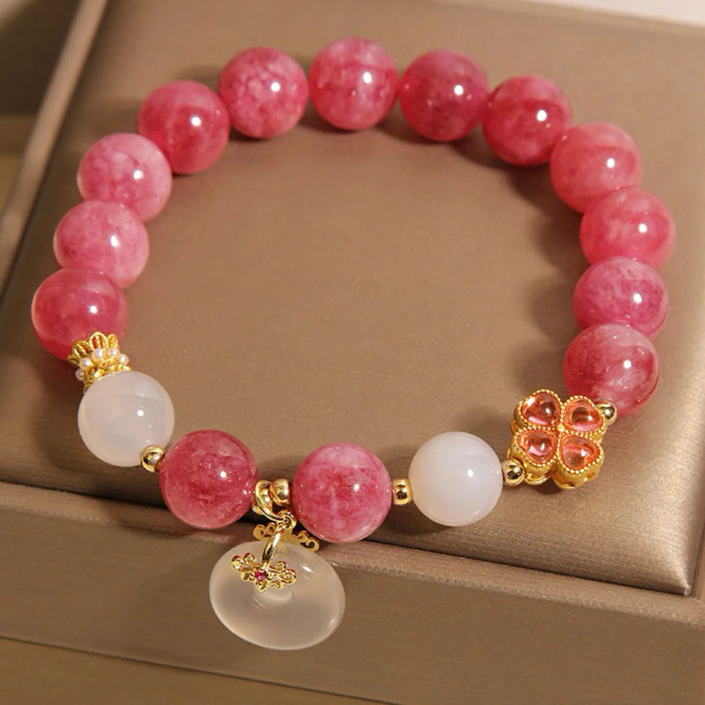 Bracelet Trèfle Tourmaline Rose et Jade Blanc "Douceur Éclatante" avec breloque en forme de trèfle doré et pierre ovale.