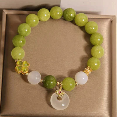 Bracelet "Rayons d'Optimisme" en trèfle, tourmaline verte et jade, avec des perles rondes et un pendentif circulaire blanc.