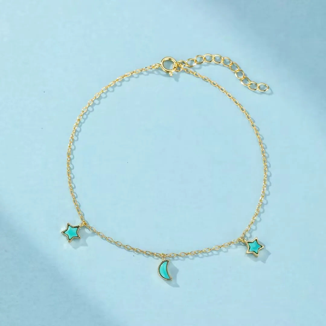 Bracelet "Équilibre Céleste" en argent doré or, orné de trois étoiles et d'un croissant de lune incrustés de turquoise.