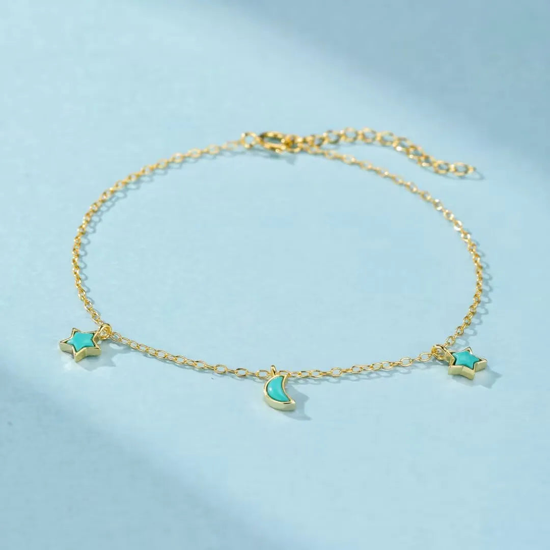 Bracelet cheville chaîne dorée or avec pendentifs étoiles et croissant de lune sertis de turquoise