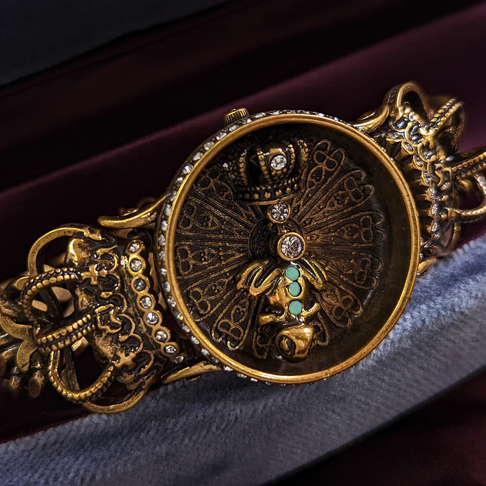 Bracelet vintage doré avec zircon et motif abeille royale incrustée de pierres turquoise et couronnée, bordé de strass.