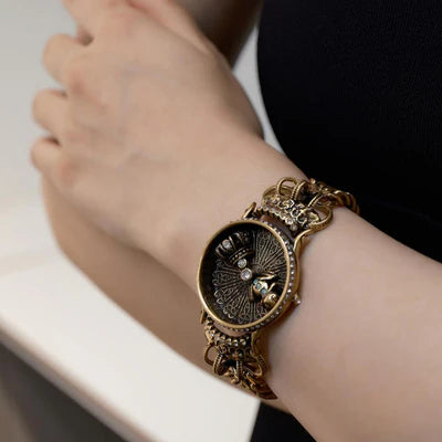 Bracelet vintage en zircon "Grenouille Royal" porté au poignet, avec un cadran orné de motifs complexes et d'une couronne, rehaussé de diamants.