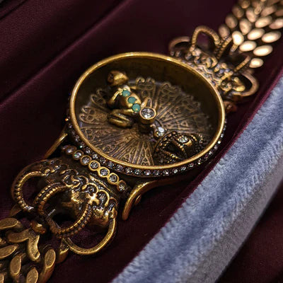 Bracelet vintage en zircon "Grenouille Royal" avec un design détaillé en or antique, orné d'une grenouille turquoise et de strass, et d'un motif de couronne.