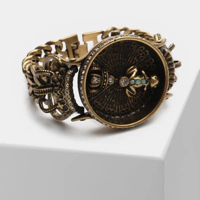 Bracelet vintage en zircon avec un motif de grenouille royale ornée de zircons et d'une pierre turquoise au centre, le tout dans un style antique doré.