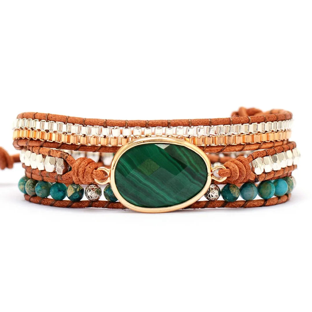 Bracelet jonc torsadé en cuir marron avec une grosse pierre centrale en malachite verte facettée, entourée de petites perles bleues et argentées.