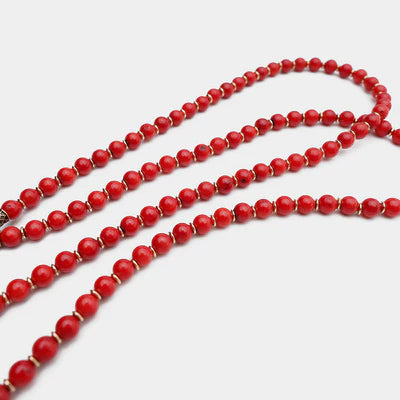 Collier ras du cou en perles de corail rouge naturel avec fermoir discret en argent.