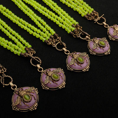 Collier Agate Jaune "Abeille d'Or" avec pendentif abeille et pierre verte sur fond noir