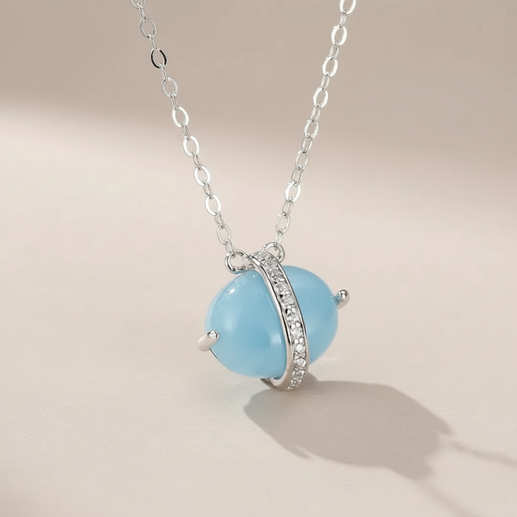 Collier en argent doré or 14K avec une aigue-marine bleue ovale sertie d'une bague ornée de zircons cubiques.
