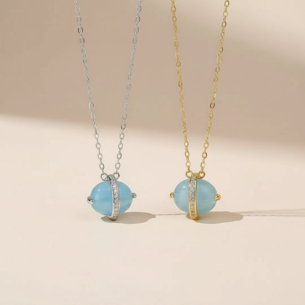 Deux colliers avec des pendentifs en forme de sphère d'aigue-marine bleue, ornés de zircones cubiques scintillantes, l'un en argent doré or 14 carats et l'autre en argent.