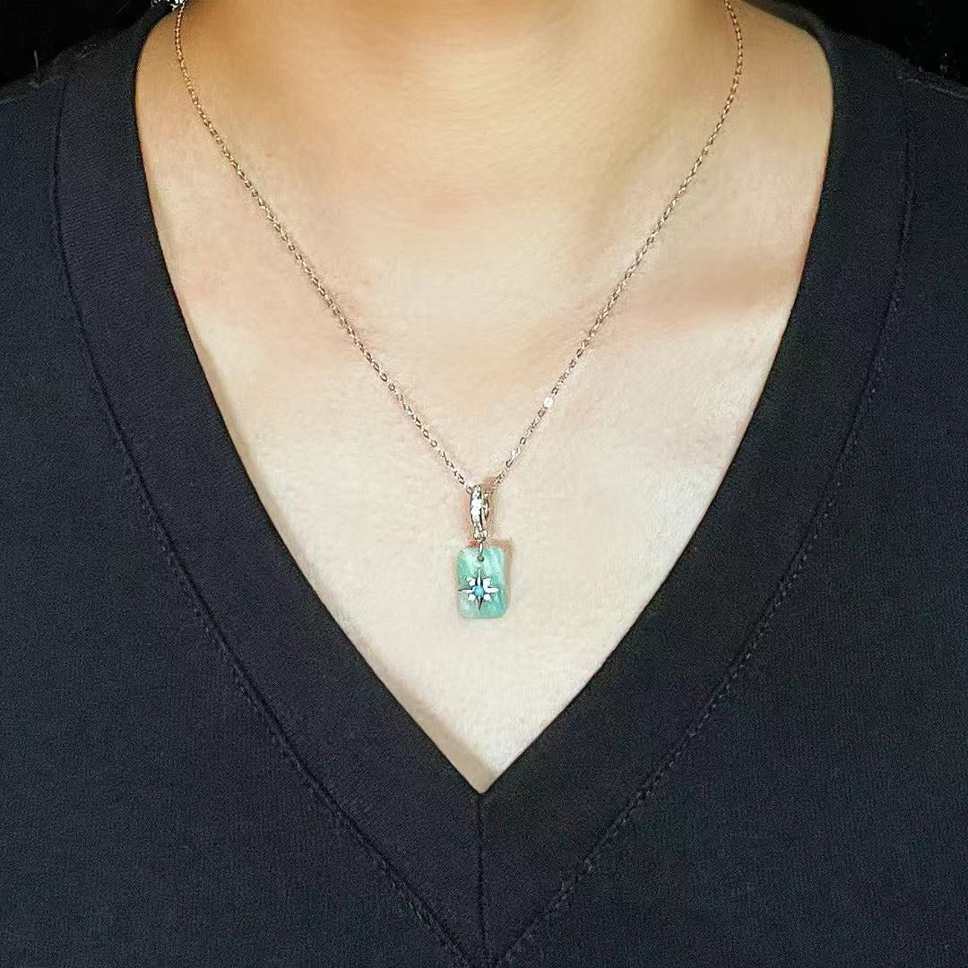 Collier Amazonite et Turquoise “Éclat Étoilé” Argent Plaqué Platine porté par une femme sur un vêtement noir.