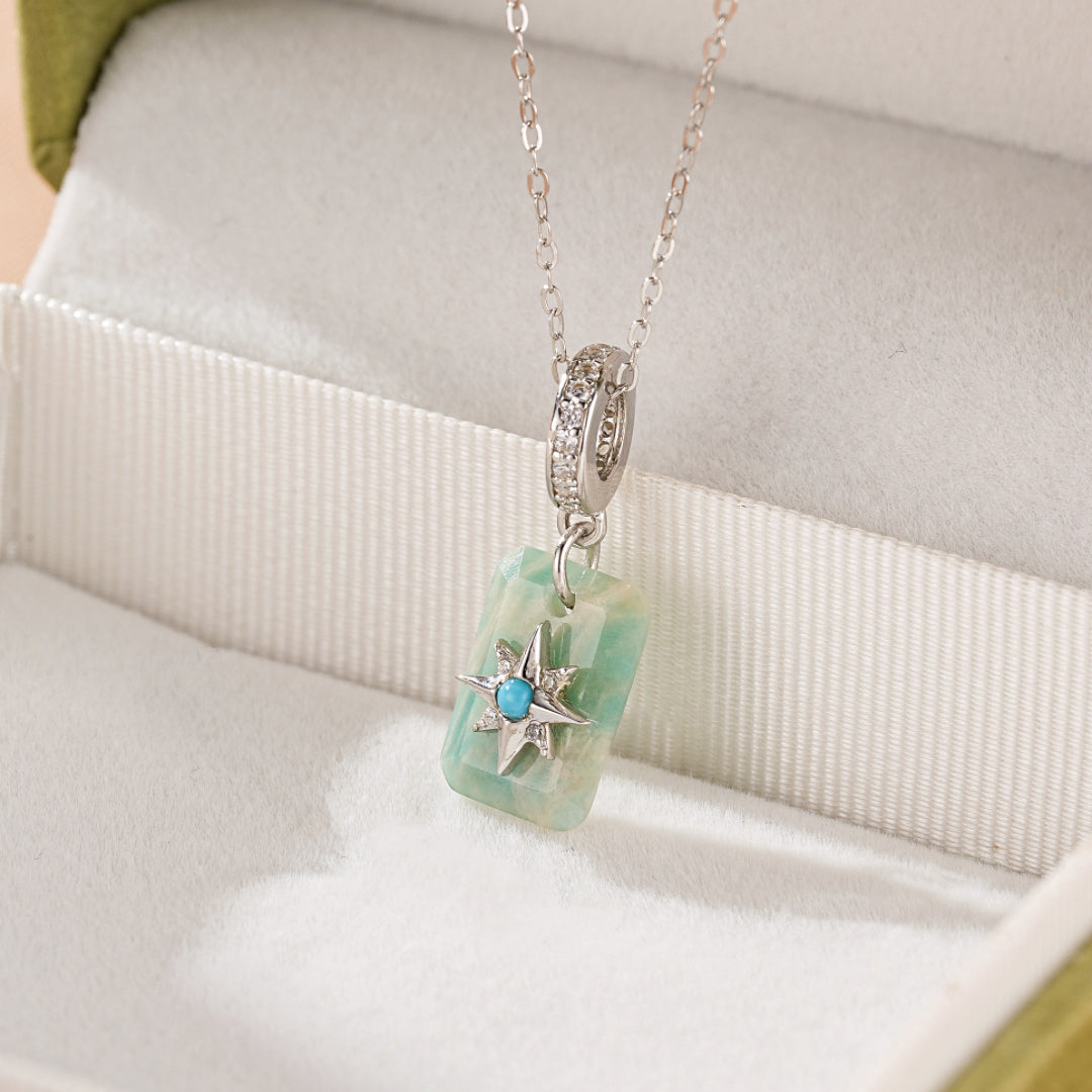 Collier en argent plaqué platine avec un pendentif rectangulaire en amazonite orné d'une étoile argentée et d'une turquoise au centre.