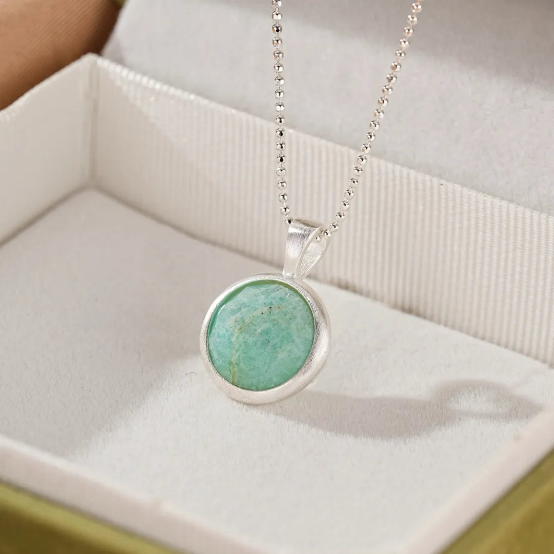 Collier "Profondeur Céleste" en argent avec pendentif rond en amazonite rond et chaîne à billes.