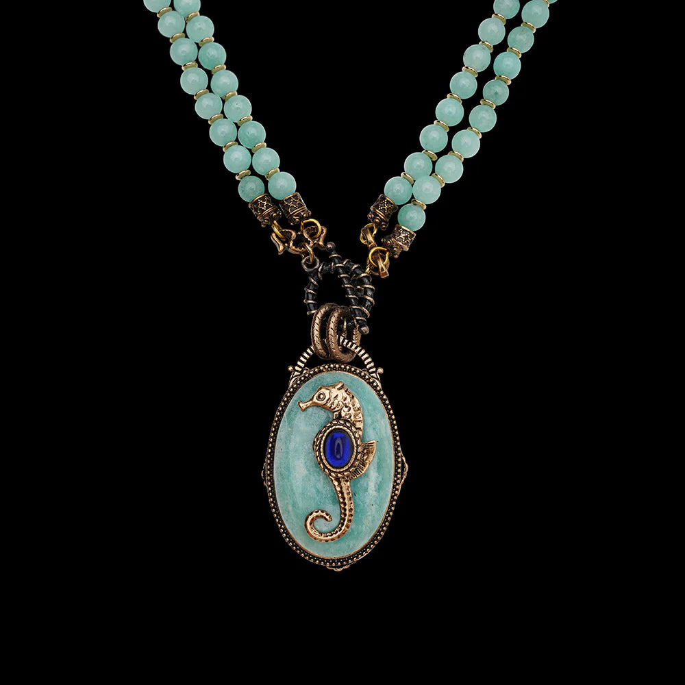 Collier Amazonite "Voyage Marin" avec pendentif hippocampe doré et pierre bleue, monté sur deux rangs de perles d'amazonite bleues pâles-vert