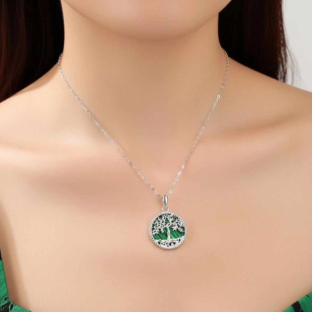 Collier Arbre de Vie Malachite "Racines d'Équilibre" en argent, porté par une femme.