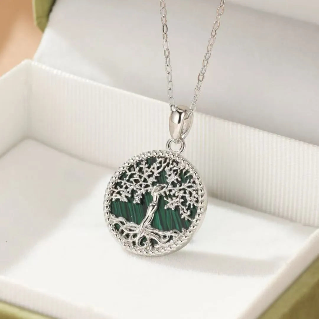 Collier Arbre de Vie en argent avec une pierre de Malachite verte incrustée, symbolisant les racines de l'équilibre.