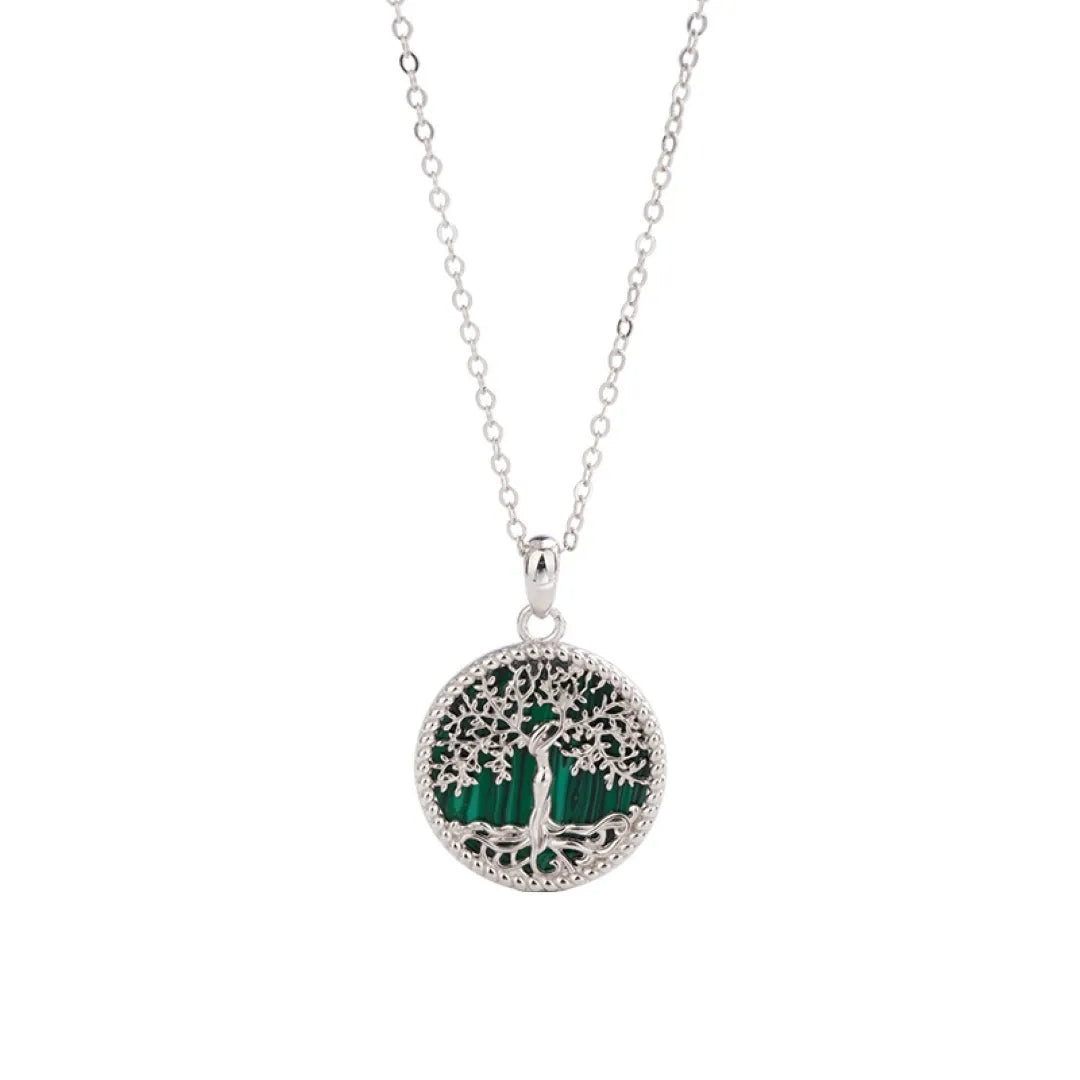 Collier Arbre de Vie en argent avec pendentif rond en malachite serti de l'arbre de vie aux racines stylisées.