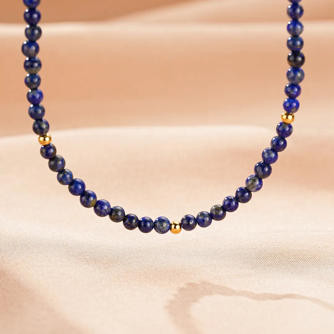 Collier ras du cou "Beauté Astrale" en lapis-lazuli et perles dorées