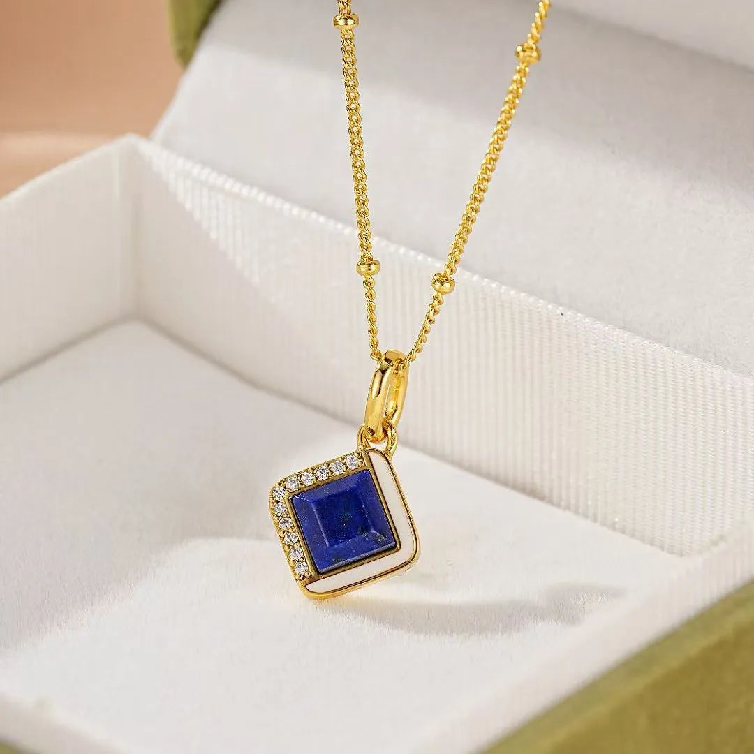 Collier "Élégance Raffinée" avec pendentif carré en lapis-lazuli serti de diamants, monture en argent doré or, chaîne fine.