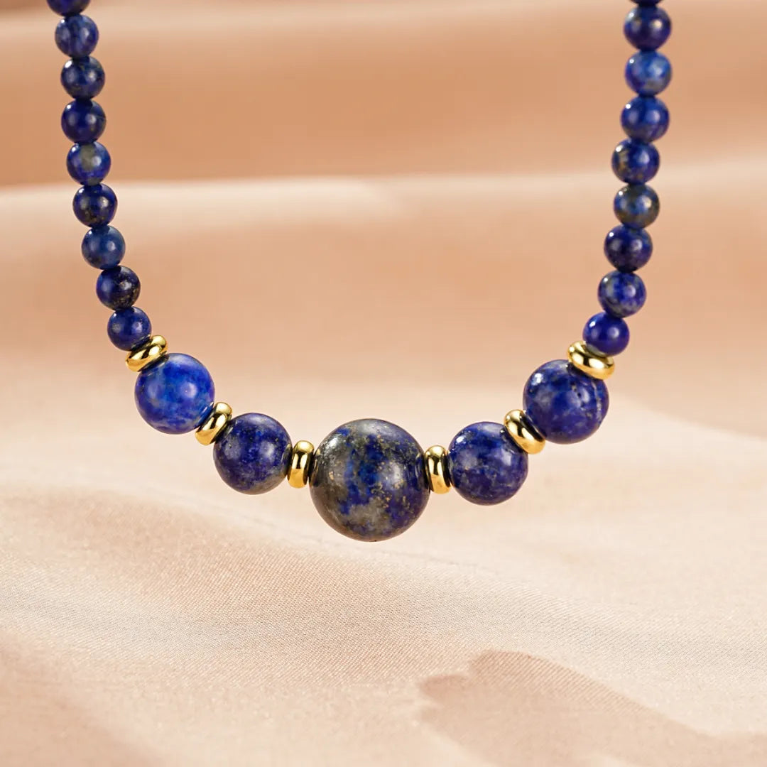 Collier Équilibre Doux avec des perles naturelles de lapis lazuli et des intercalaires dorés.