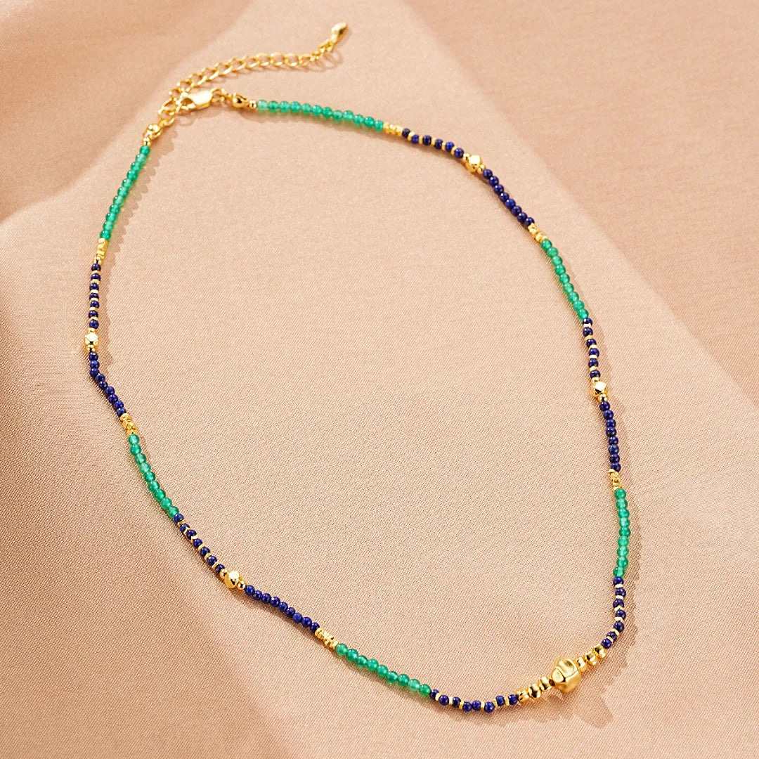 Collier "Sagesse Intérieure" en argent doré, orné de perles de lapis-lazuli bleues, de jade vert et de petites perles dorées.