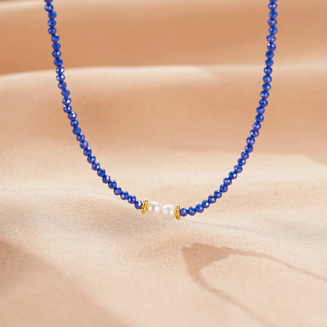 Collier "Délicatesse" en lapis lazuli bleu avec deux perles blanches et détails dorés