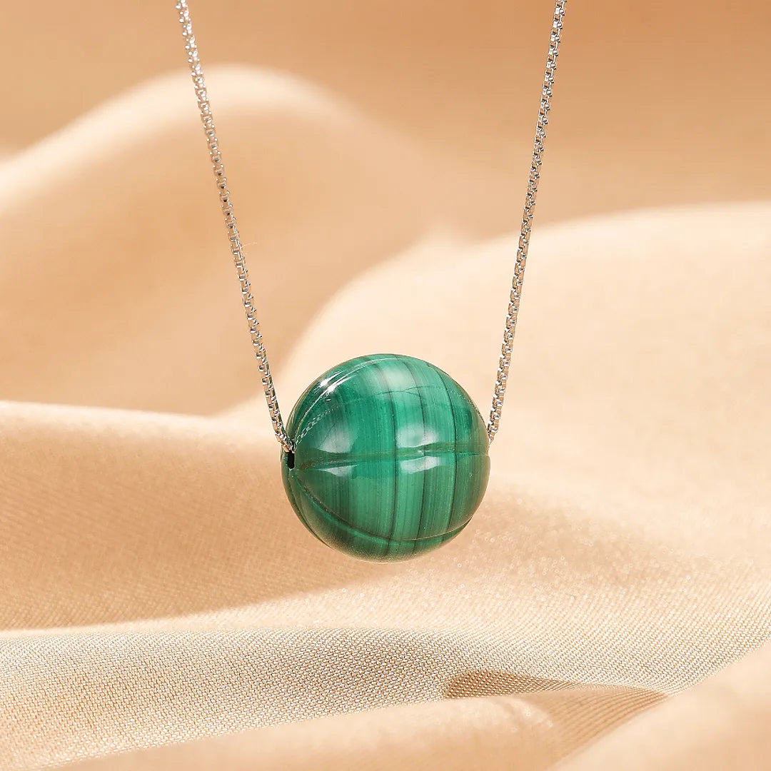 Collier "Beauté Naturelle" avec une perle ronde en malachite verte striée et une fine chaîne en argent.